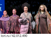 Модели демонстрируют одежду модельера Миланы Котовой на подиуме во время проведения выставки-форума "Россия" на ВДНХ в городе Москве, Россия (2024 год). Редакционное фото, фотограф Николай Винокуров / Фотобанк Лори