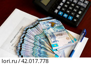 Tenge. Paper Kazakh money and calculator on the table close-up. Стоковое фото, фотограф Вербицкая Светлана / Фотобанк Лори