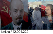 Участники акции КПРФ держат большие портреты лидеров СССР Иосифа Сталина и Владимира Ленина во время церемонии возложения цветов и венков к Мавзолею Владимира Ленина в связи с 100-й годовщиной со дня его смерти, Россия (2024 год). Редакционное видео, видеограф Николай Винокуров / Фотобанк Лори