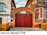 Старые кирпичные ворота меж двух зданий (усадьбы у Кабацкого пруда, Богородск) (2021 год). Редакционное фото, фотограф Илья Старков / Фотобанк Лори