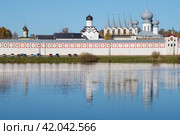 Солнечный октябрьский день у стен старинного Тихвинского Успенского монастыря. Ленинградская область (2023 год). Стоковое фото, фотограф Виктор Карасев / Фотобанк Лори