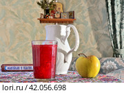 Кисель из замороженных сливы, черной смородины и крыжовника в граненном стакане. Стоковое фото, фотограф Владимир Литвинов / Фотобанк Лори