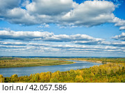 Широкая река поворачивает среди осеннего леса (Ока, Нижегородская область) Стоковое фото, фотограф Илья Старков / Фотобанк Лори