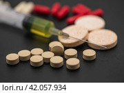 шприц и разноцветные лекарства на темном фоне. Стоковое фото, фотограф Данил Хусаинов / Фотобанк Лори
