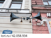 Старые репродукторы на зданиях в Санкт-Петербурга . Редакционное фото, фотограф Татьяна Шикова / Фотобанк Лори