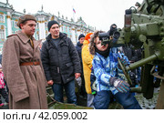 Ребенок управляет зениткой на выставке военной техники в честь 80-летия полного освобождения Ленинграда от фашистской блокады на Дворцовой площади (2024 год). Редакционное фото, фотограф Евгений Кашпирев / Фотобанк Лори
