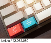 Необычная клавиатура - выбор. Жарко или холодно. Разогреть или заморозить. Красная или синяя клавиша на светлой клавиатуре. Стоковое фото, фотограф Евгения Золкина / Фотобанк Лори