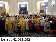 Общая фотография с прихожанами после архиерейского богослужения в Преображенском кафедральном соборе Балашихи (2024 год). Редакционное фото, фотограф Дмитрий Неумоин / Фотобанк Лори