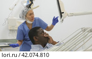 Doctor dentist shows patient an x-ray on computer. Стоковое видео, видеограф Яков Филимонов / Фотобанк Лори