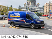 Автомобиль курьерской службы Почты России в Санкт-Петербурге (2023 год). Редакционное фото, фотограф Юрий Шурчков / Фотобанк Лори