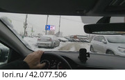 Выезд с жилой зоной глазами водителя. Редакционное видео, видеограф Валерий Иванович Клейменов / Фотобанк Лори
