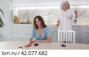 Aggrieved elderly woman having quarrel with her daughter at home. Elderly mother expresses claims to adult daughter. Стоковое видео, видеограф Яков Филимонов / Фотобанк Лори