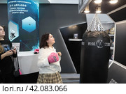 Международная выставка форум "Россия" Люди бьют в боксёрскую грушу (2024 год). Редакционное фото, фотограф Дмитрий Неумоин / Фотобанк Лори