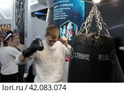 Международная выставка форум "Россия" Люди бьют в боксёрскую грушу (2024 год). Редакционное фото, фотограф Дмитрий Неумоин / Фотобанк Лори