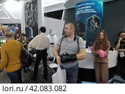Международная выставка форум "Россия" Люди бьют в боксёрскую грушу (2024 год). Редакционное фото, фотограф Дмитрий Неумоин / Фотобанк Лори