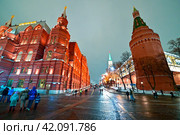 Ночной вид на Кремлёвский проезд и Арсенальную башню Московского кремля (2023 год). Редакционное фото, фотограф Александр Тараканов / Фотобанк Лори