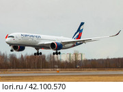 Самолет Airbus A350 авикомпании Аэрофлот заходит на посадку (2018 год). Редакционное фото, фотограф Сергей Крамарев / Фотобанк Лори