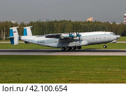 Самолет Антонов Ан-22А "Антей" ВКС России заходит на посадку в аэропорту Пулково (2018 год). Редакционное фото, фотограф Сергей Крамарев / Фотобанк Лори