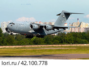 Самолет Boeing C-17A Globemaster III принадлежащий ВВС Объединённых Арабских Эмиратов заходит на посадку (2021 год). Редакционное фото, фотограф Сергей Крамарев / Фотобанк Лори