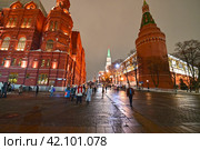 Ночной вид на Кремлёвский проезд и Арсенальную башню Московского кремля (2023 год). Редакционное фото, фотограф Александр Тараканов / Фотобанк Лори