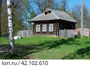 Деревенский жилой дом. Улица Мира, 28. Город Мышкин. Мышкинский район. Ярославская область. Россия (2010 год). Стоковое фото, фотограф lana1501 / Фотобанк Лори
