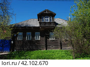 Деревянный бревенчатый дом. Угличская улица, 10. Город Мышкин. Ярославская область (2010 год). Стоковое фото, фотограф lana1501 / Фотобанк Лори