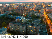 Вечерний вид на улицы Калинина, Запарина и Центральный район Города Хабаровск на фоне красивого розового заката (2022 год). Редакционное фото, фотограф Сергей Крамарев / Фотобанк Лори
