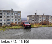 Угрюмый город с машинами во дворах после дождя. Пустые улицы мрачного города осенью, после того, как прошел дождь. Посёлок Завойко в городе Петропавловск-Камчатский. (2023 год). Редакционное фото, фотограф Sergey Starostin / Фотобанк Лори