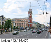 Экскурсия по Невскому проспекту. Вид на Думскую башню. Санкт-Петербург. (2023 год). Редакционное фото, фотограф Татьяна Т / Фотобанк Лори