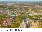 Вид на город Хабаровск с высоты. Железнодорожный район, скоростная трасса "Обход Хабаровска" (2022 год). Редакционное фото, фотограф Сергей Крамарев / Фотобанк Лори