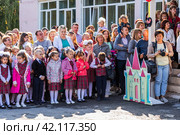 Ученики и родители на школьной линейке 1 сентября. Бердск, Новосибирская область, Западная Сибирь. (2019 год). Редакционное фото, фотограф Евгений Мухортов / Фотобанк Лори