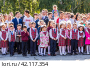 Ученики и родители на школьной линейке 1 сентября. Бердск, Новосибирская область, Западная Сибирь. (2019 год). Редакционное фото, фотограф Евгений Мухортов / Фотобанк Лори