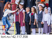 Ученики и родители на школьной линейке 1 сентября. Бердск, Новосибирская область, Западная Сибирь. (2019 год). Редакционное фото, фотограф Евгений Мухортов / Фотобанк Лори