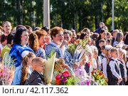 Ученики и родители на школьной линейке 1 сентября. Бердск, Новосибирская область, Западная Сибирь. (2019 год). Редакционное фото, фотограф Евгений Мухортов / Фотобанк Лори