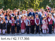 Ученики и родители на школьной линейке 1 сентября. Бердск, Новосибирская область, Западная Сибирь. (2019 год). Редакционное фото, фотограф Евгений Мухортов / Фотобанк Лори
