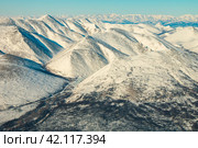 Вид сверху на зимние заснеженный сопки Магаданской области. Стоковое фото, фотограф Сергей Крамарев / Фотобанк Лори