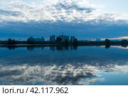 Moscow, Russia - Panoramic, summer, patriarchal river view with high-rise city buildings in the background (2019 год). Стоковое фото, фотограф Александр К / Фотобанк Лори