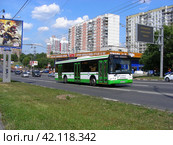Автобус на рейсе. Пролетарский проспект. Район Москворечье-Сабурово. Москва (2014 год). Редакционное фото, фотограф lana1501 / Фотобанк Лори