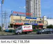 Торговый центр «Кантемировский». Отделение банка "ВТБ24". "Уралсиб Банк". Кантемировская улица, 47. Район Царицыно. Москва (2014 год). Редакционное фото, фотограф lana1501 / Фотобанк Лори
