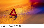 emergency stop sign at night, blurred background in motion, road accident accident on night highway, red triangle sign. car breakdown, car stopping on the edge of the road at night (2021 год). Редакционное фото, фотограф Скрипачев Антон / Фотобанк Лори