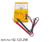 Желтый стрелочный мультиметр на белом фоне. Yellow arrow multimeter on a white background. Стоковое фото, фотограф Татьяна Д / Фотобанк Лори