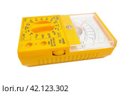 Желтый стрелочный мультиметр на белом фоне. Yellow arrow multimeter on a white background. Стоковое фото, фотограф Татьяна Д / Фотобанк Лори