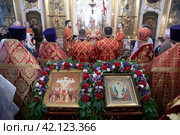 Иконы на аналое во время литургии в Николо-Архангельском храме Балашихи (2024 год). Редакционное фото, фотограф Дмитрий Неумоин / Фотобанк Лори