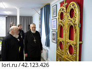 Епископ Балашихинский и Орехово-Зуевский Николай осматривает выставку по истории храма (2024 год). Редакционное фото, фотограф Дмитрий Неумоин / Фотобанк Лори