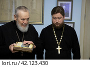 Епископ Балашихинский и Орехово-Зуевский Николай смотрит свежий тираж книги "Летопись Николо-Архангельской церкви" (2024 год). Редакционное фото, фотограф Дмитрий Неумоин / Фотобанк Лори