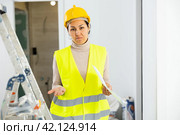 Questionable woman builder with documentation. Стоковое фото, фотограф Яков Филимонов / Фотобанк Лори