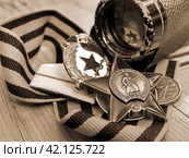 Орден "Красной Звезды", знак "Гвардия", армейский призменный монокуляр 1932 года, георгиевская лента. Семейная реликвия. Память. 9 мая День Победы. Черно-белая фотография, ретро. Стоковое фото, фотограф Сергей Елизарьев / Фотобанк Лори