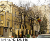 Особняк Грибова, резиденция посла Бельгии в Хлебном переулке, центр Москвы. Residence of Belgium ambassador into Russia in the former Gribov's mansion. Cloudy spring view. (2019 год). Редакционное фото, фотограф Александр Кузнецов / Фотобанк Лори