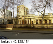 Здание посольства Исландии в Хлебном переулке, центр Москвы. Iceland embassy building in the center of Moscow. Sunny spring view. (2019 год). Редакционное фото, фотограф Александр Кузнецов / Фотобанк Лори