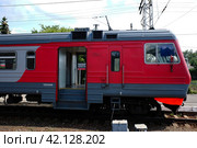 Электричка ЭД9М на станции Павелец в Рязанской области. ED9M suburban train in railway station Pavelets 1 Tulsky. Sunny summer view. (2021 год). Редакционное фото, фотограф Александр Кузнецов / Фотобанк Лори